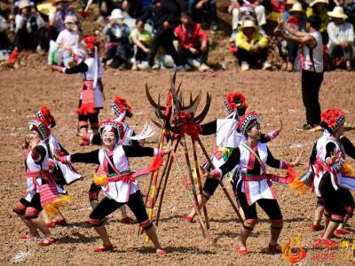 云南弥勒：用文艺演出和摔跤比赛庆祝中国传统村落十周年