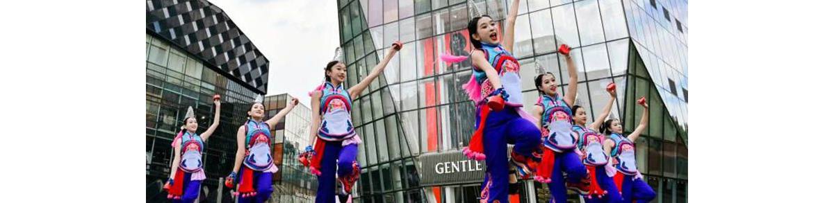 红河彝族歌舞北京快闪 非遗韵律对话都市时尚