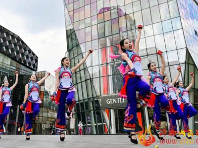 红河彝族歌舞北京快闪 非遗韵律对话都市时尚