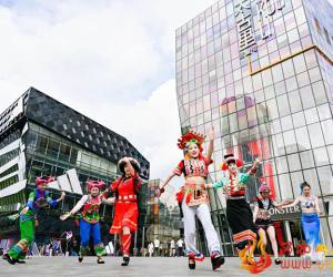 红河彝族歌舞快闪燃动三里屯 非遗韵律对话都市时尚