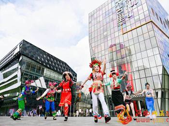 红河彝族歌舞快闪燃动三里屯 非遗韵律对话都市时尚