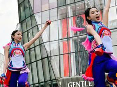 红河彝族歌舞北京快闪 非遗韵律对话都市时尚