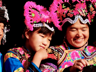 千年彝绣“破圈” 一缕文脉“联城”——从“活”起来到“火”起来的楚雄范式 ... ...