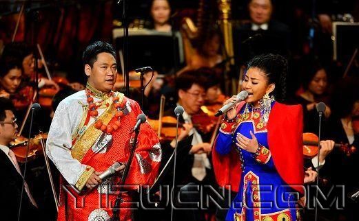 毛泽东诞辰120周年音乐会　阿鲁阿卓献唱《毛主席的恩情比山高比水长》