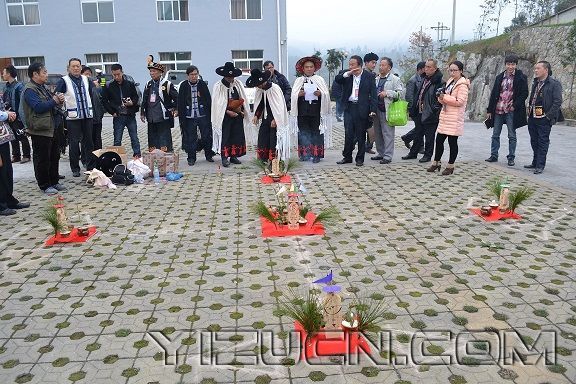 百里杜鹃举行全国布摩祭祀仪式交流会 布摩现场演示祭祀过程
