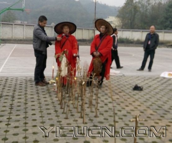 罗德智  安荣祥   索卓索玛：社会转型导致黔西北彝族毕摩文化面临濒危——以黔西为例
