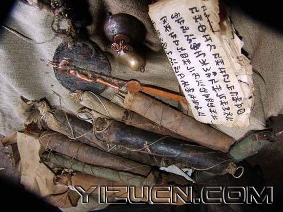 禄绍康 禄宗翰：浅谈毕（布）摩及其文化内涵