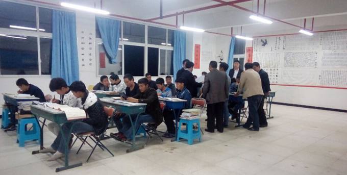 毕节市市长陈昌旭一行看望毕节彝文双语职业学校师生