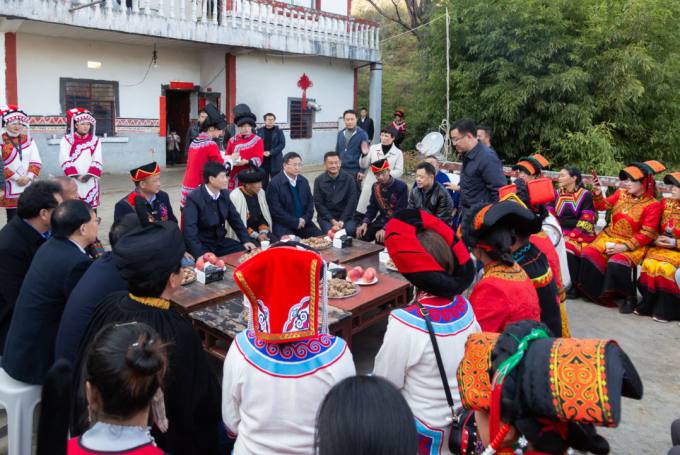 在昭通 市委市政府领导班子与彝族群众共度彝族新年