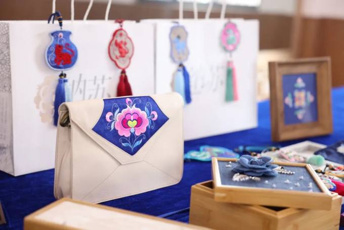 楚雄彝绣：传统手工技艺走向全球时尚舞台