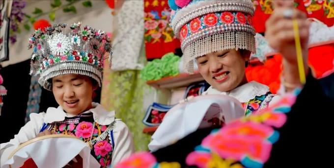 彝绣创新发展：楚雄彝族服饰搭上电商快车道 彝族绣娘直播间秀手艺 ...