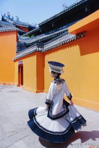 彝族服饰：来自于西昌石板村的闪亮彝风