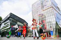 红河彝族歌舞快闪燃动三里屯 非遗韵律对话都市时尚