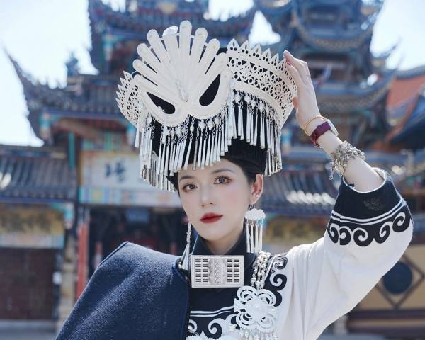 彝族服饰：来自于西昌石板村的闪亮彝风