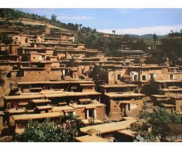 玛昵薇：土掌房屋顶上的时光刻痕：一部流动的彝家史诗