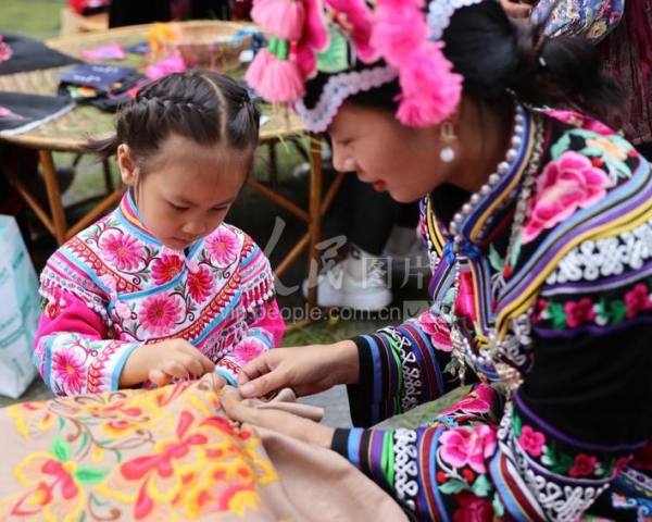 走向世界的楚雄彝绣：楚雄彝绣 传统手工技艺走向全球时尚舞台 ...