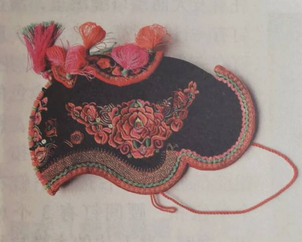 云南彝族撒梅人的传统头饰：藏在帽檐间的民族文化密码