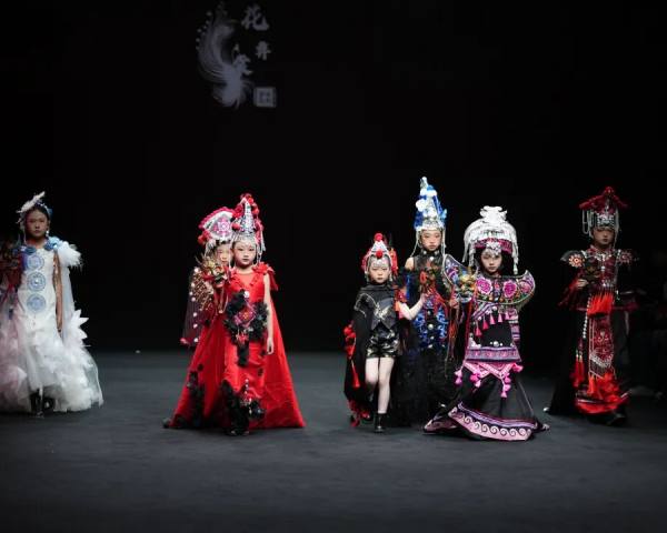 “花彝裳”：楚雄彝族服饰再次亮相国际时装周