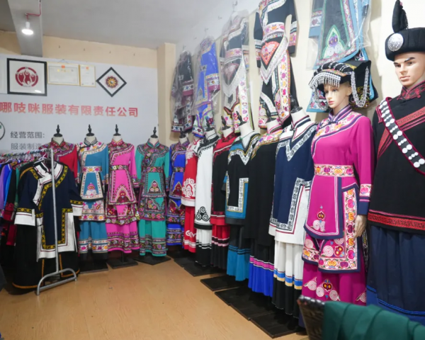 “哪吱咪”服饰：藏在一针一线里的彝族文化