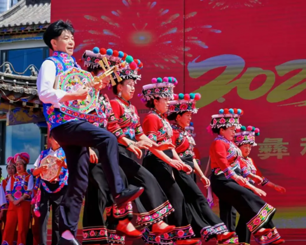 牟定县开展非遗巡演暨2026年“彝和园杯”左脚舞展演赛活动