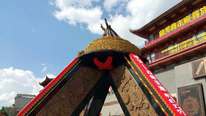3展览广场的东方金字塔-向天坟天文观测台.jpg