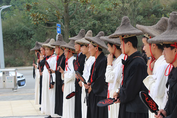 1学校师生在迎宾广场为来宾祈福.png