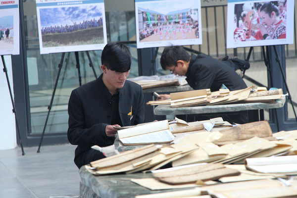 2学生在整理分类古籍.png