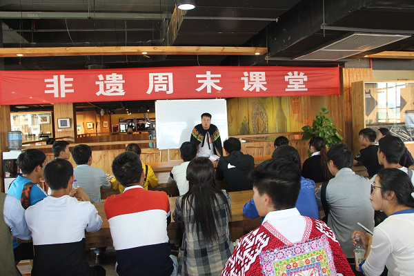 6陈友一老师为贵阳各高校学生讲授彝族布摩文化.png