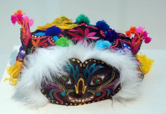 四川凉山彝族（20世纪末）彝族 贴边绣花带穗虎头圆帽.jpg