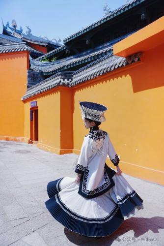 彝族服饰 彝族百褶裙.jpg