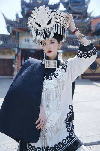 彝族服饰 彝族披毡.jpg