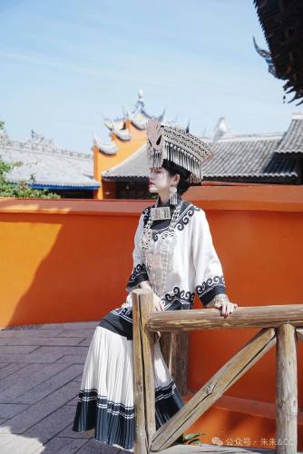 彝族服饰1.jpg