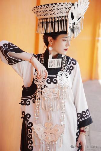 彝族服饰2.jpg