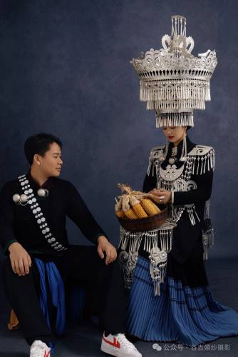 彝族服饰 彝族银饰 黑白经典.jpg