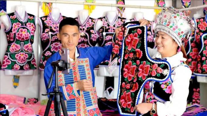 楚雄彝族服饰 彝族刺绣 直播.jpg