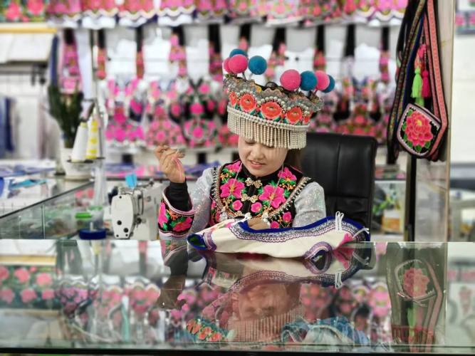 楚雄彝族服饰 彝族刺绣 直播3.jpg