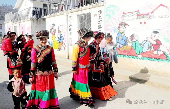 彝寨风情 逛街.jpg