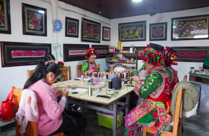 瞿标祥：非遗针线绣出乡村振兴秀美画卷 (3).png