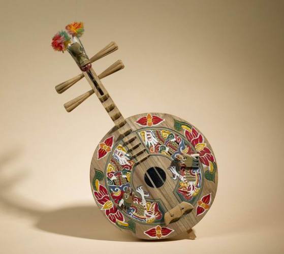 彝族龙纹月琴.jpg