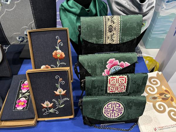 彝族刺绣产品.jpg