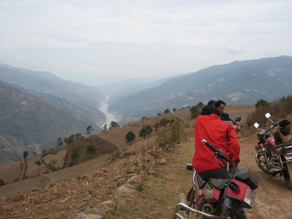 在路上 从那河边上来.JPG