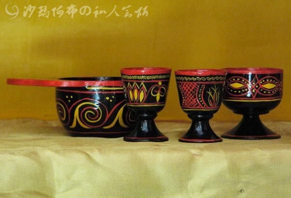 彝族木酒杯.jpg